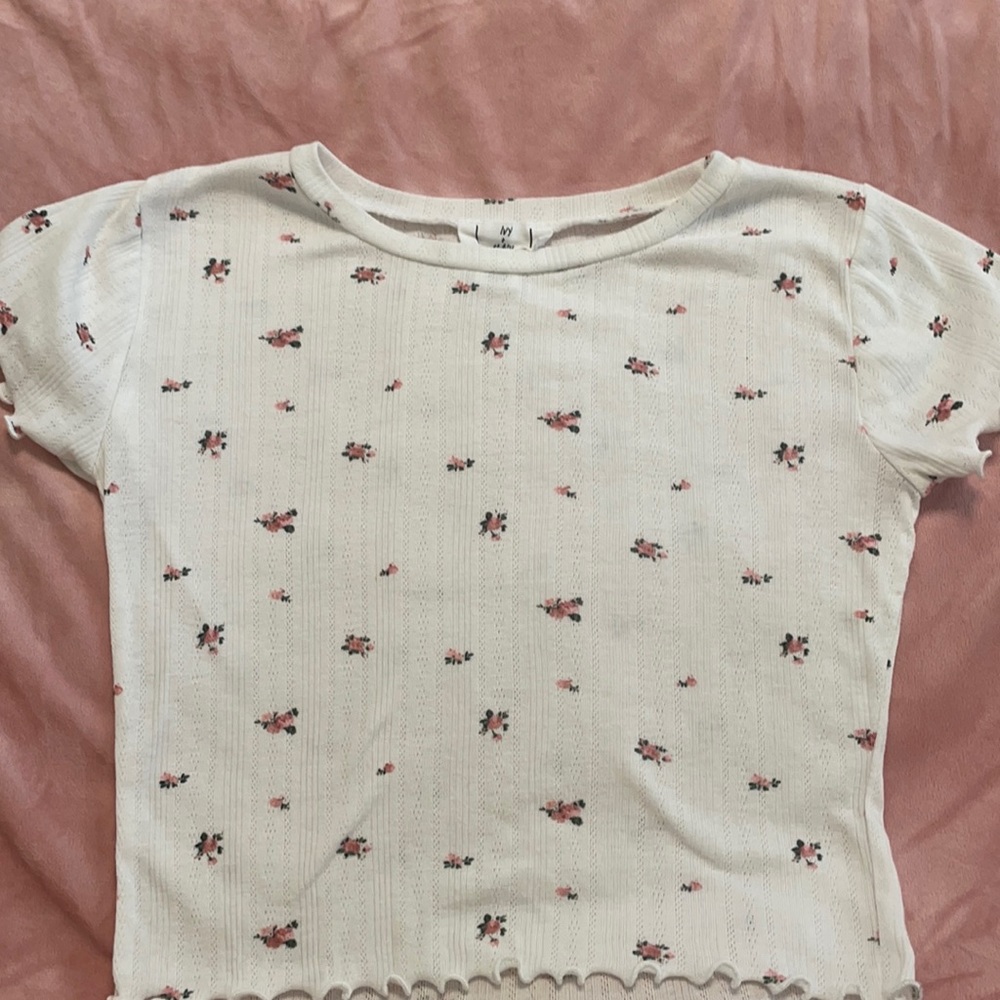 Ivy & Main crop floral top in white